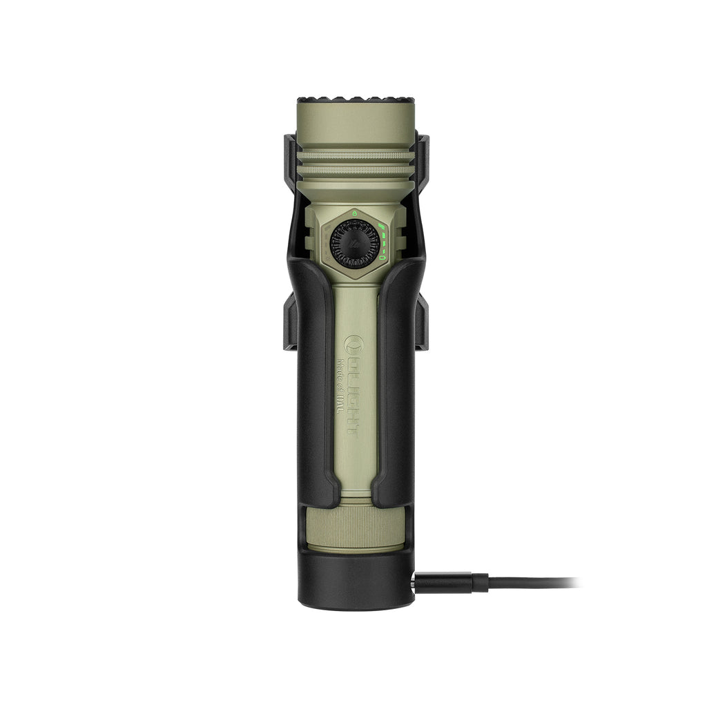 Olight Seeker Ultra in Ladehalterung mit USB-C Kabel