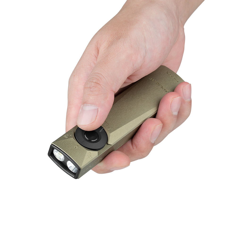 Olight Arkfeld Ultra flaches Unibody-Design in der Hand