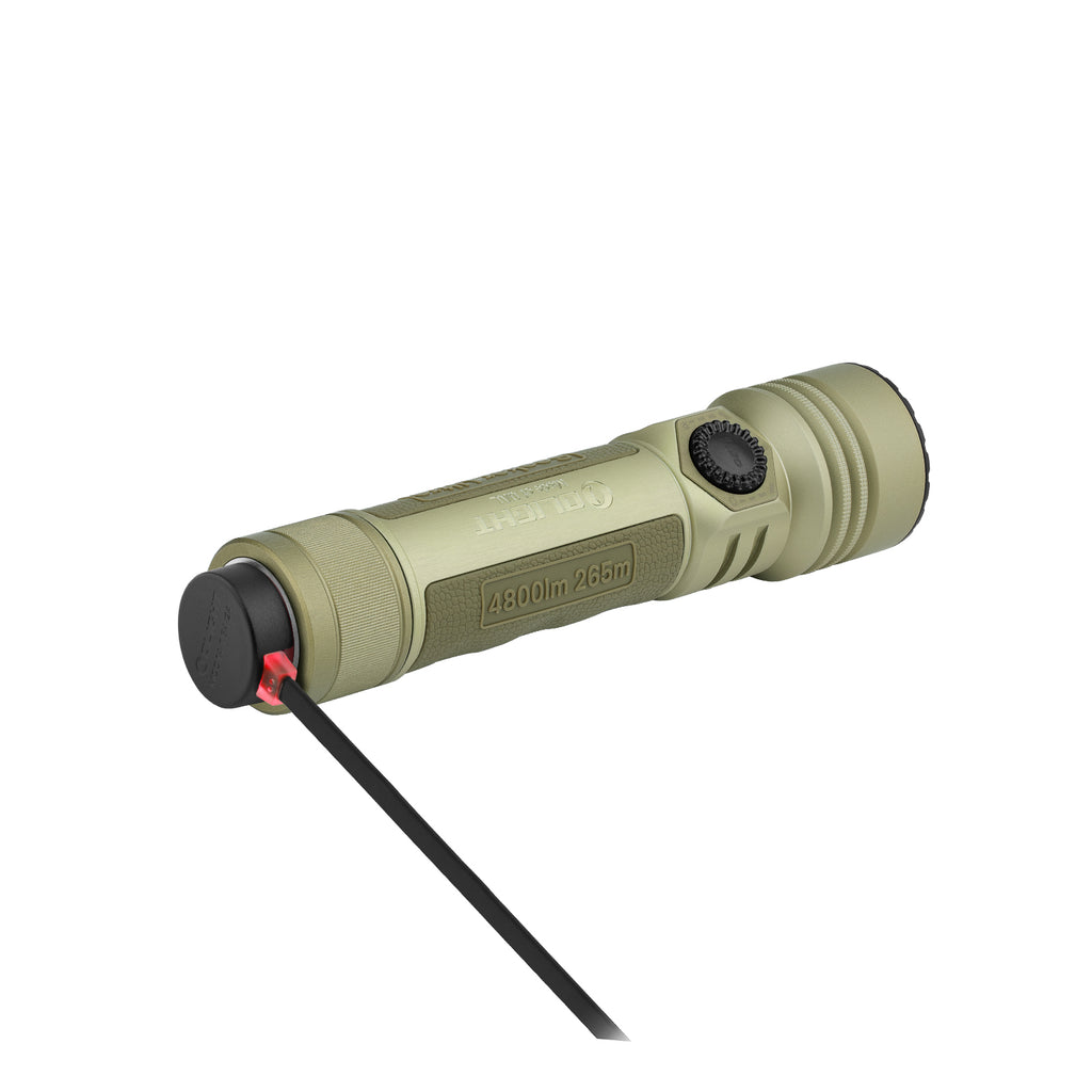 Olight Seeker Ultra beim Laden über magnetisches MCC-Ladekabel