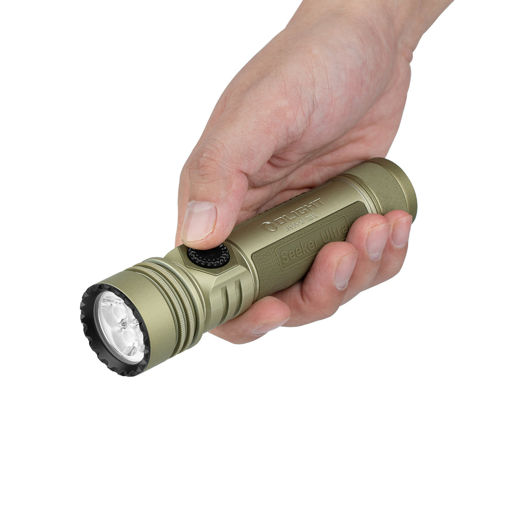 Olight Seeker Ultra Olivgrün in der Hand gehalten