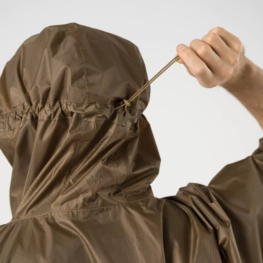 Lightweight Poncho Earth Brown Detail Befestigung
